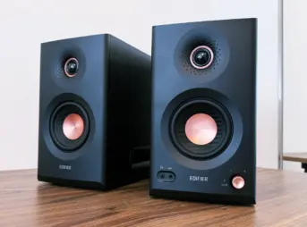 EDIFIER MR5スピーカーをデスク上に並べている（正面アングル）