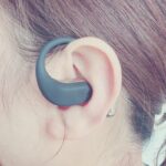 SOUNDPEATS Chasersを耳に装着している
