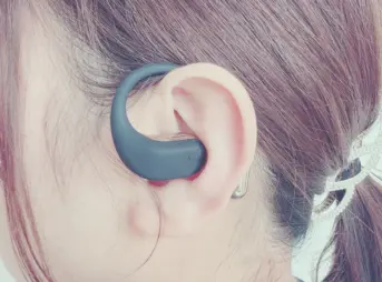 SOUNDPEATS Chasersを耳に装着している
