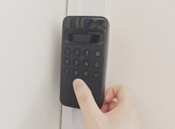 SwitchBot ドアロックUltraで指紋認証を行っている