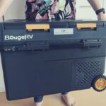 BougeRV CRD2 50Lを両手で抱えている