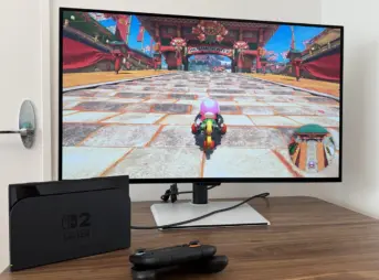 KTC G32P5のそばにSwitch2が置いてある